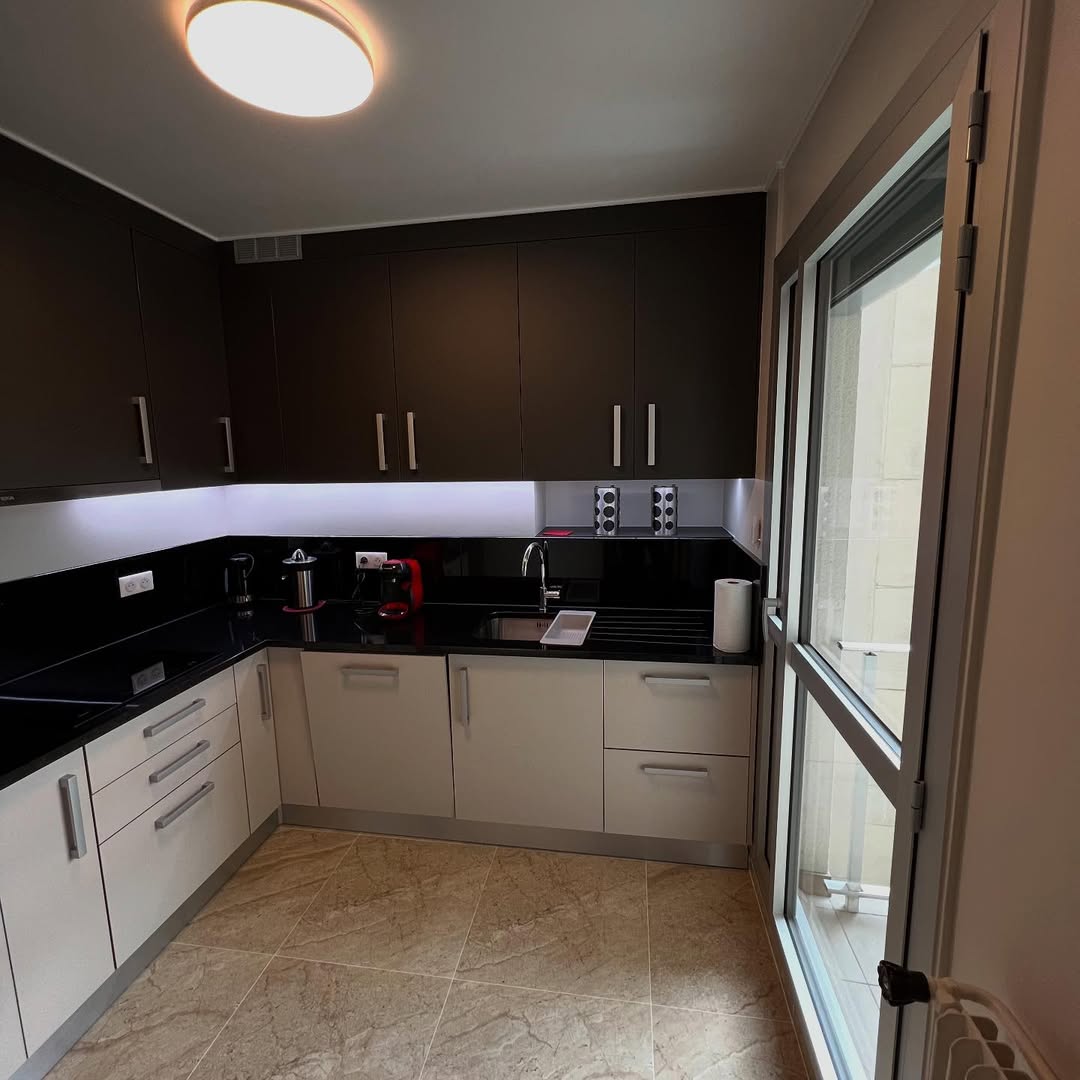 Rénovation complète d’une cuisine 1. Électricité 2. Carrelage 3. Peinture 4. Pose de la cuisine sur mesure